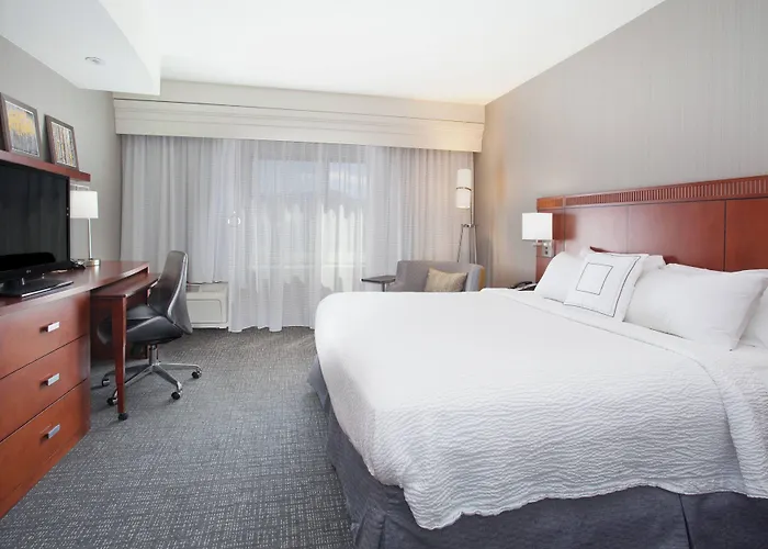 Courtyard 3*
