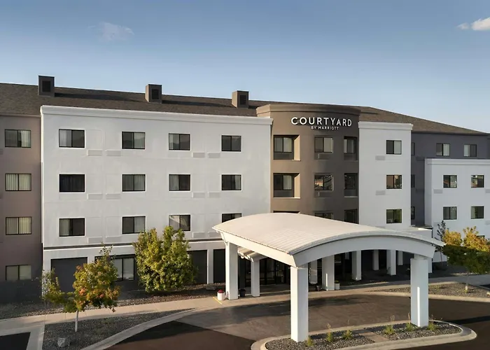 Courtyard Hotel 3*